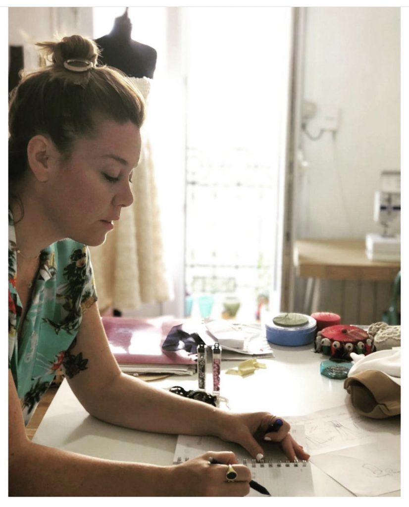 Me tomo la libertad de recomendaros a www.arantxaroman.es porque no solo crea vestidos de novia sino también realiza otras obras de arte.